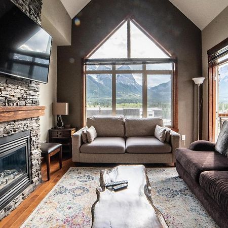 Spacious Penthouse Suite-King Beds-Pool & Hot Tub Canmore Exterior photo