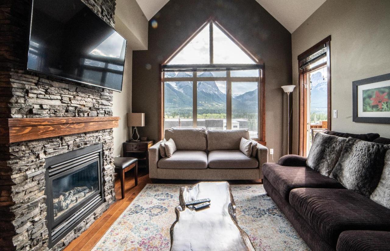 Spacious Penthouse Suite-King Beds-Pool & Hot Tub Canmore Exterior photo