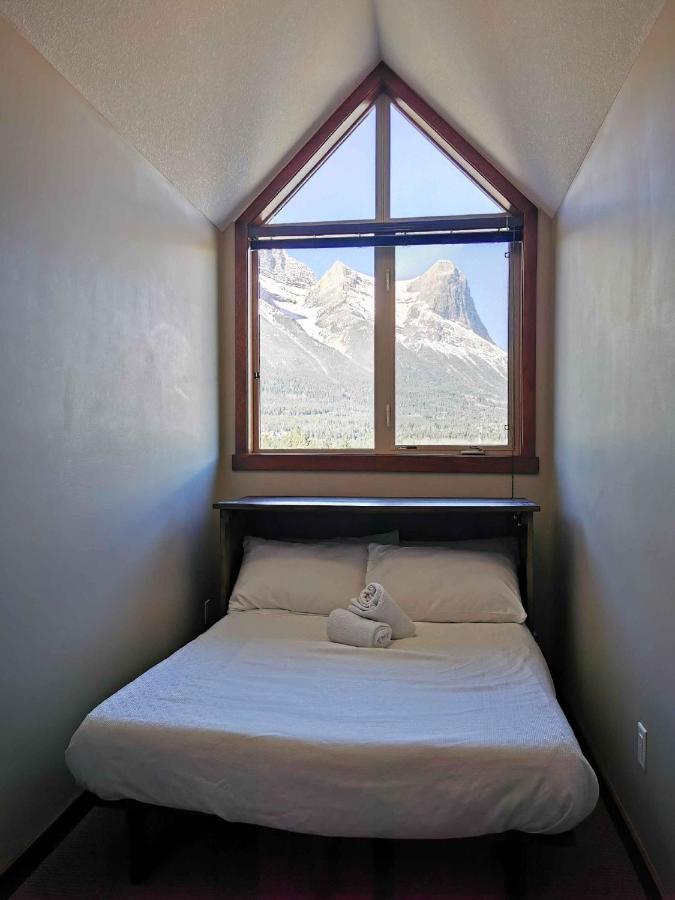 Spacious Penthouse Suite-King Beds-Pool & Hot Tub Canmore Exterior photo