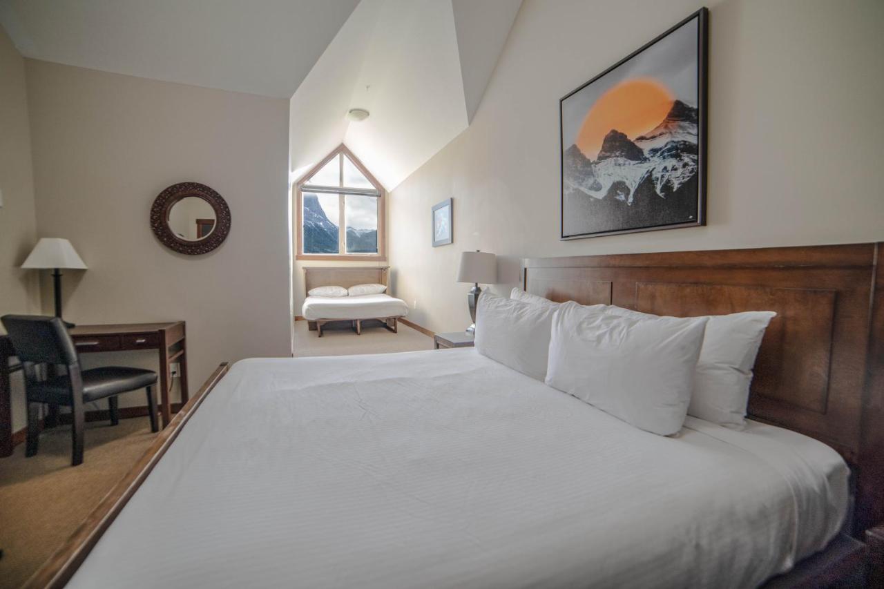 Spacious Penthouse Suite-King Beds-Pool & Hot Tub Canmore Exterior photo