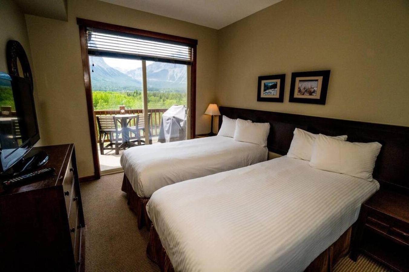 Spacious Penthouse Suite-King Beds-Pool & Hot Tub Canmore Exterior photo