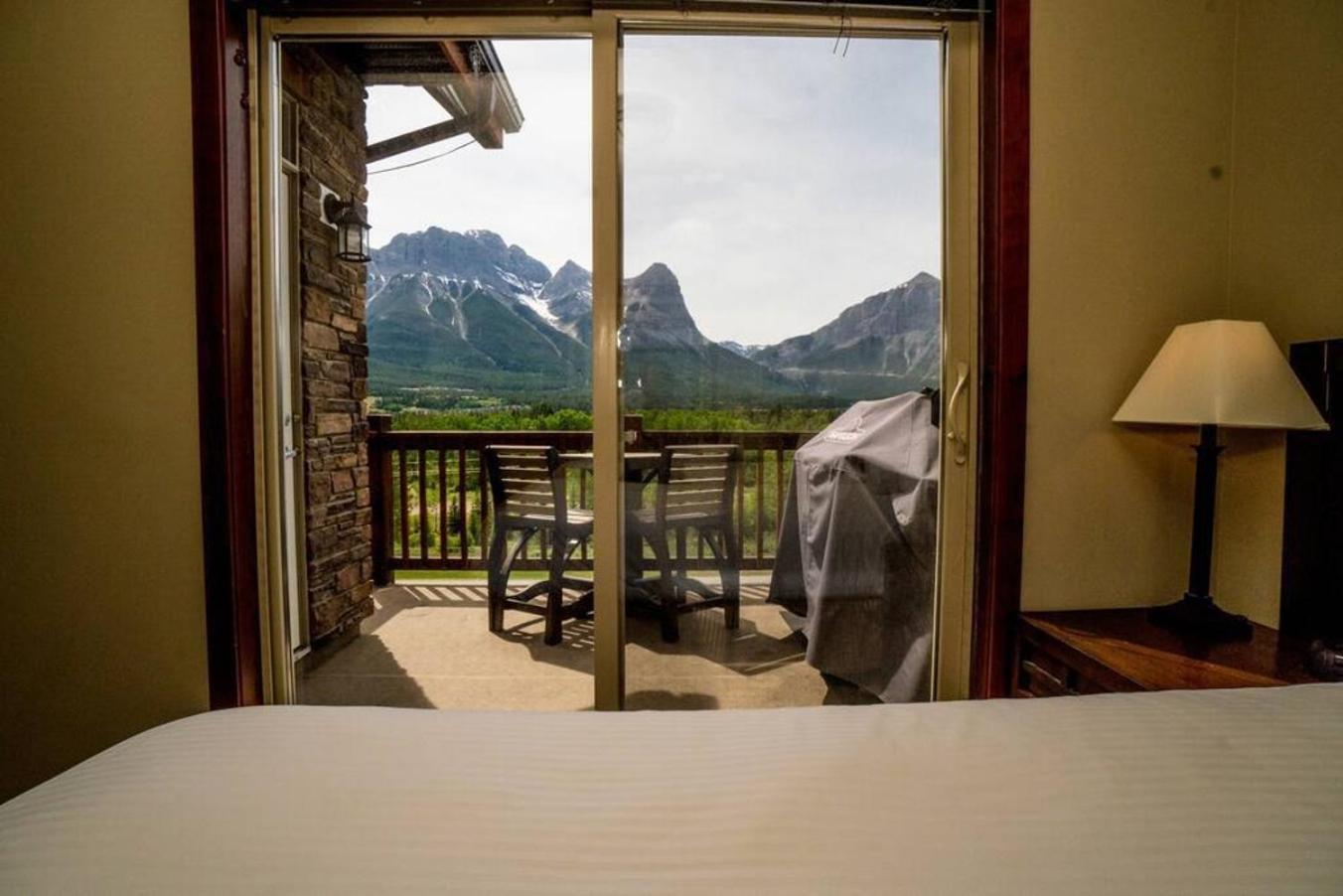 Spacious Penthouse Suite-King Beds-Pool & Hot Tub Canmore Exterior photo