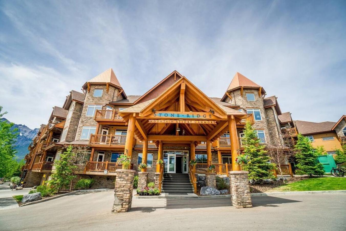 Spacious Penthouse Suite-King Beds-Pool & Hot Tub Canmore Exterior photo