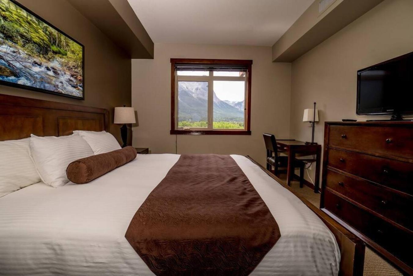 Spacious Penthouse Suite-King Beds-Pool & Hot Tub Canmore Exterior photo