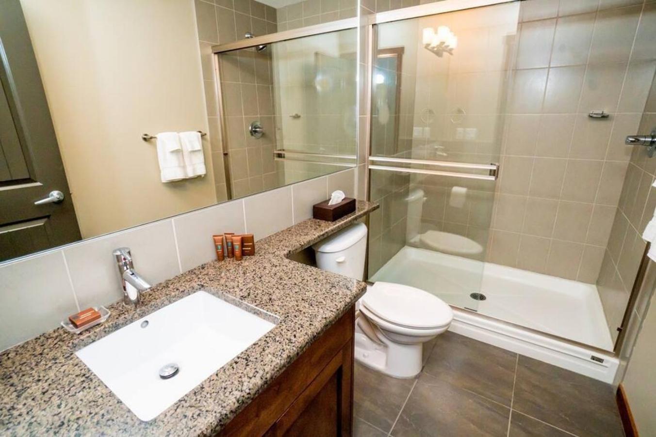 Spacious Penthouse Suite-King Beds-Pool & Hot Tub Canmore Exterior photo