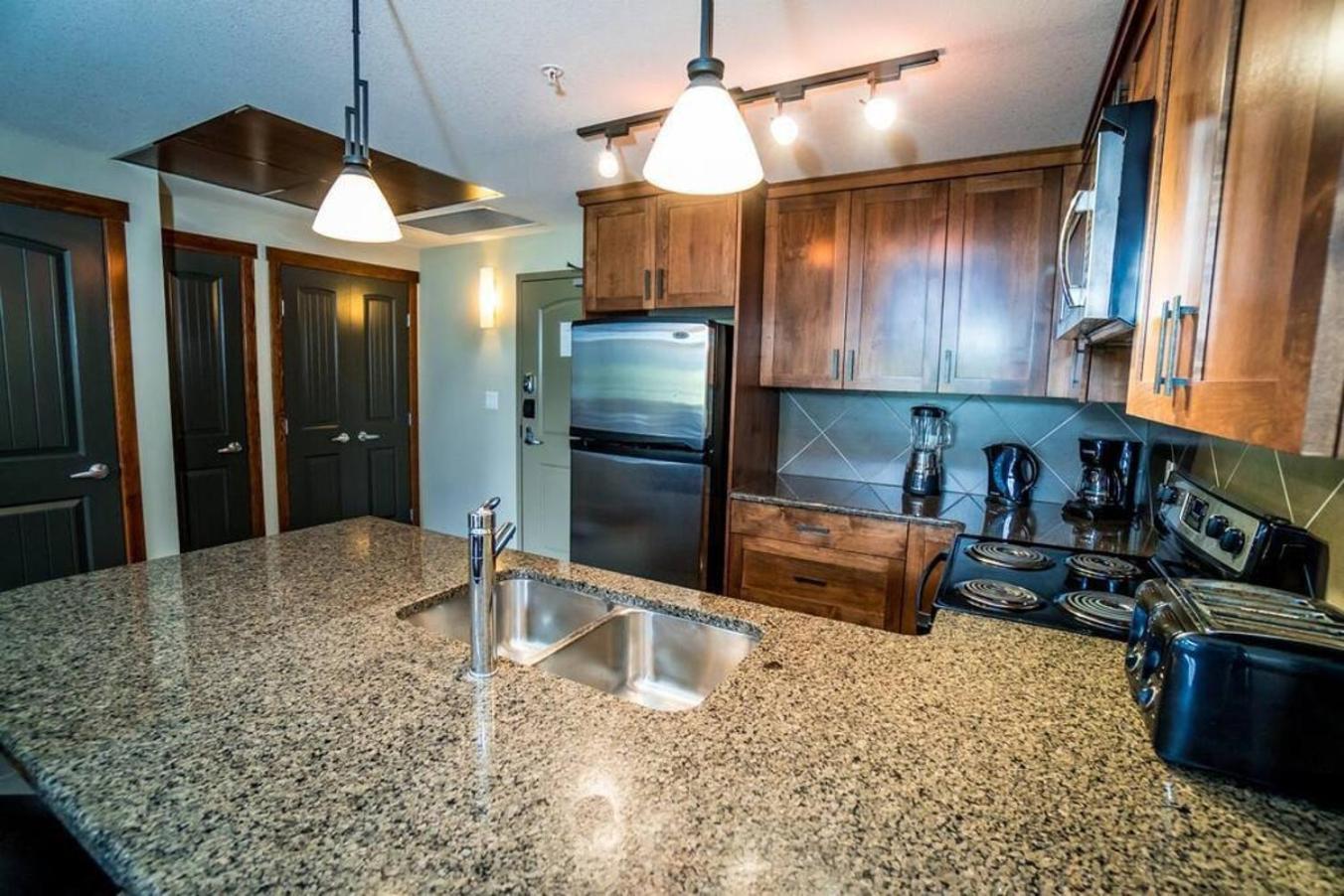 Spacious Penthouse Suite-King Beds-Pool & Hot Tub Canmore Exterior photo
