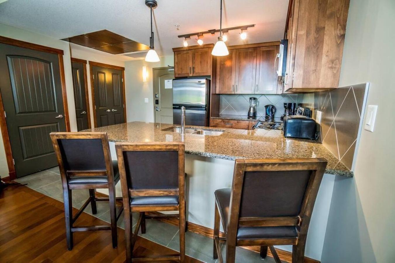 Spacious Penthouse Suite-King Beds-Pool & Hot Tub Canmore Exterior photo