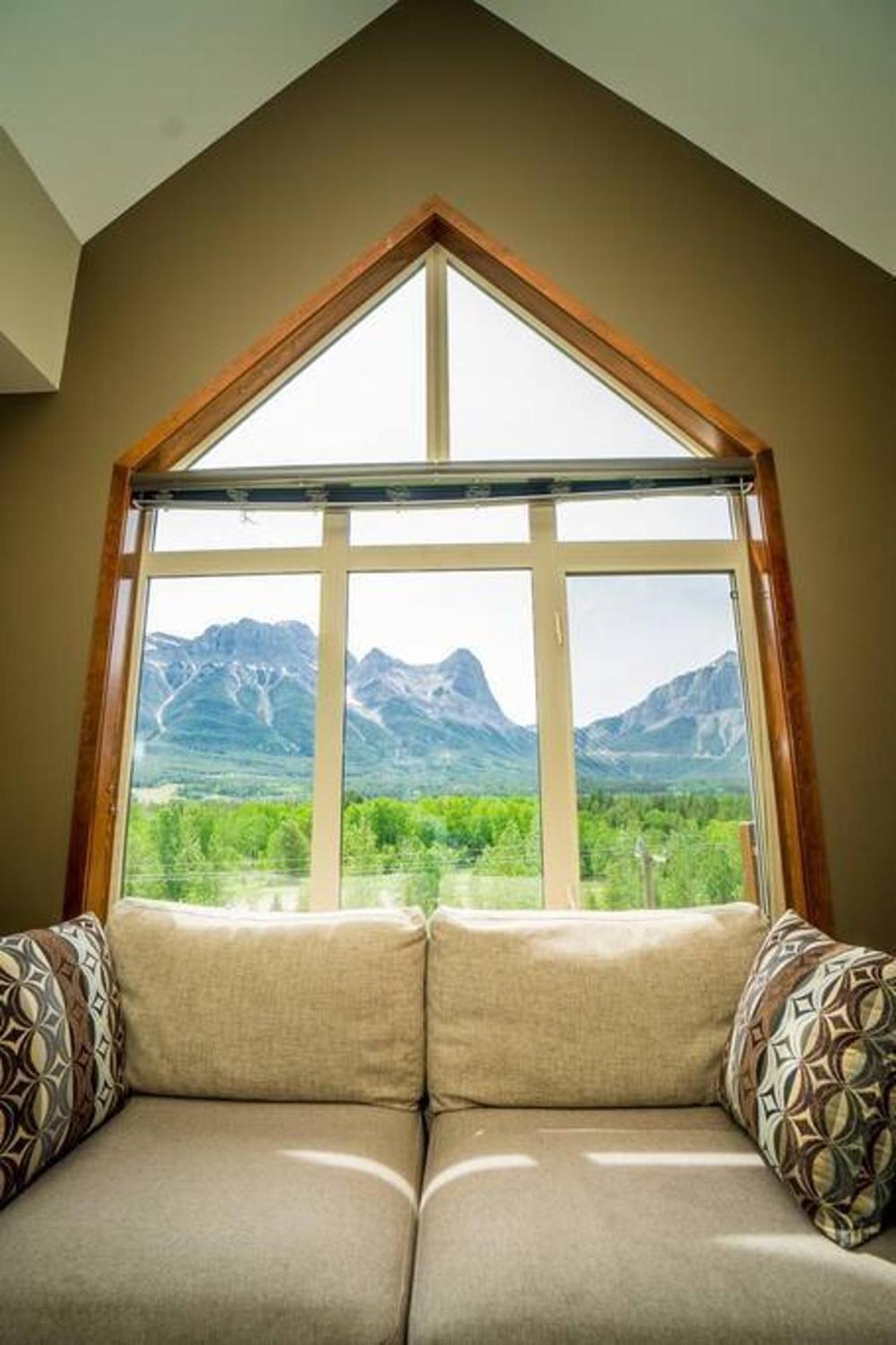 Spacious Penthouse Suite-King Beds-Pool & Hot Tub Canmore Exterior photo