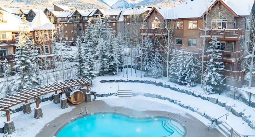 Spacious Penthouse Suite-King Beds-Pool & Hot Tub Canmore Exterior photo