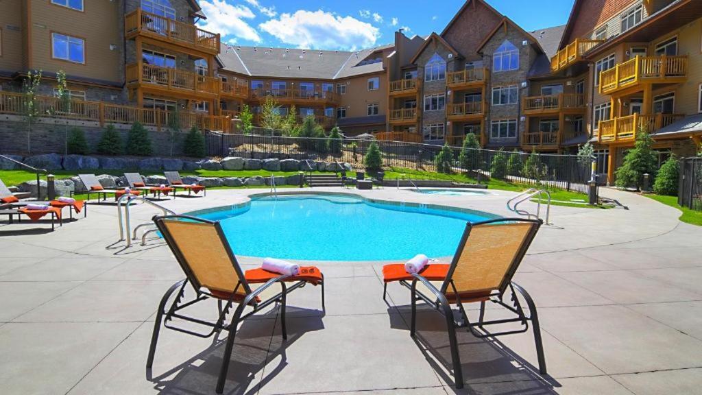 Spacious Penthouse Suite-King Beds-Pool & Hot Tub Canmore Exterior photo