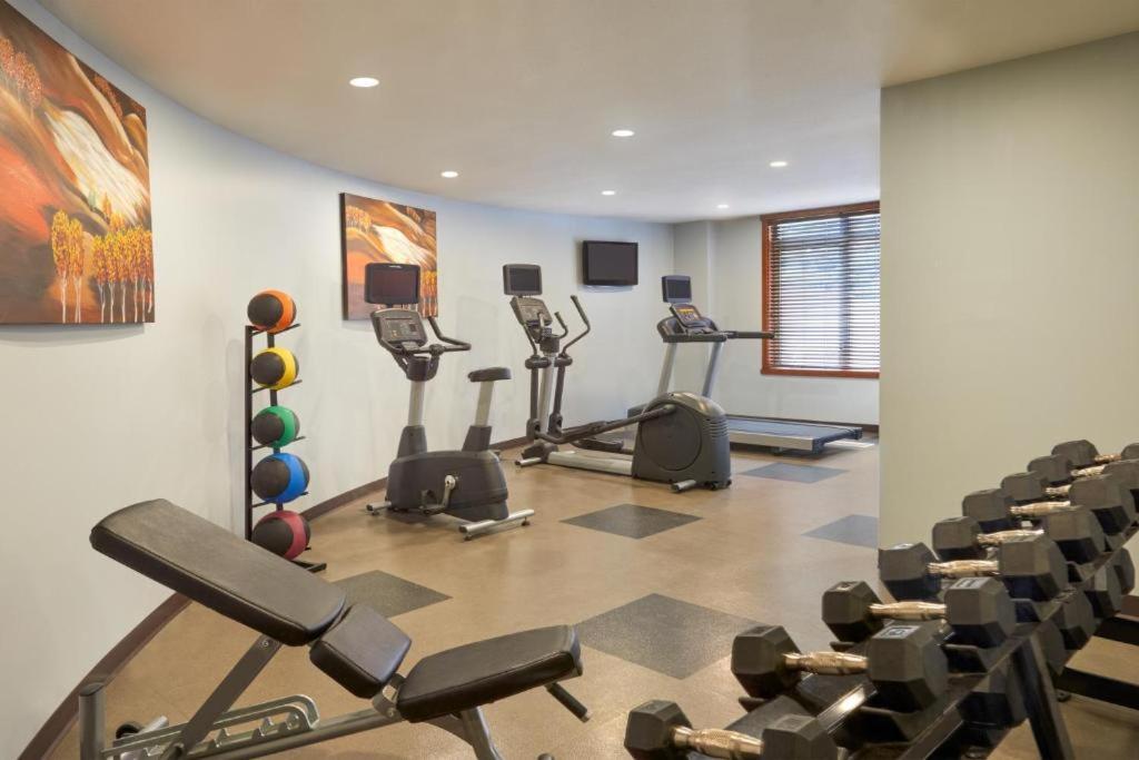 Spacious Penthouse Suite-King Beds-Pool & Hot Tub Canmore Exterior photo