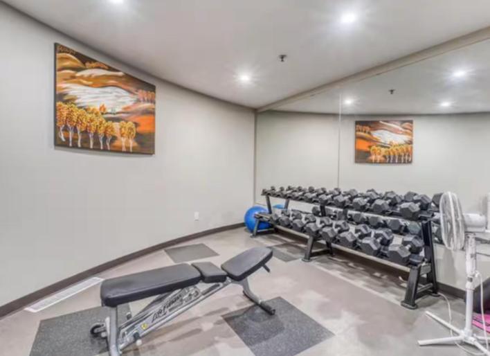 Spacious Penthouse Suite-King Beds-Pool & Hot Tub Canmore Exterior photo