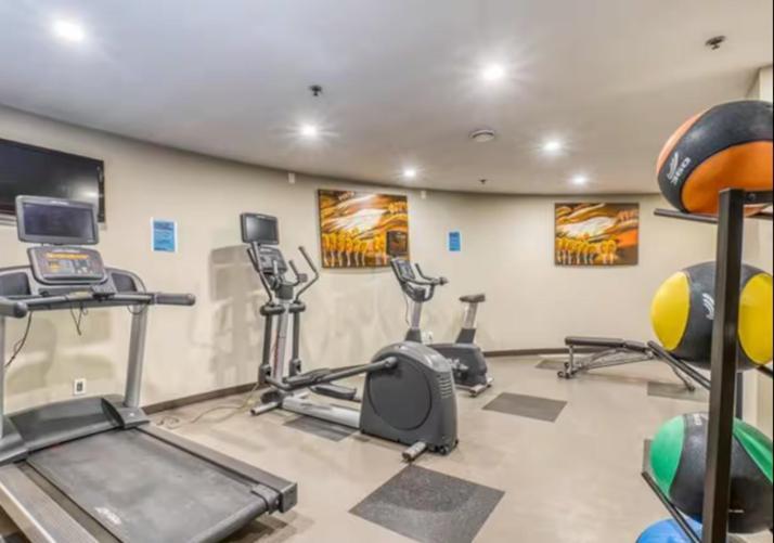 Spacious Penthouse Suite-King Beds-Pool & Hot Tub Canmore Exterior photo